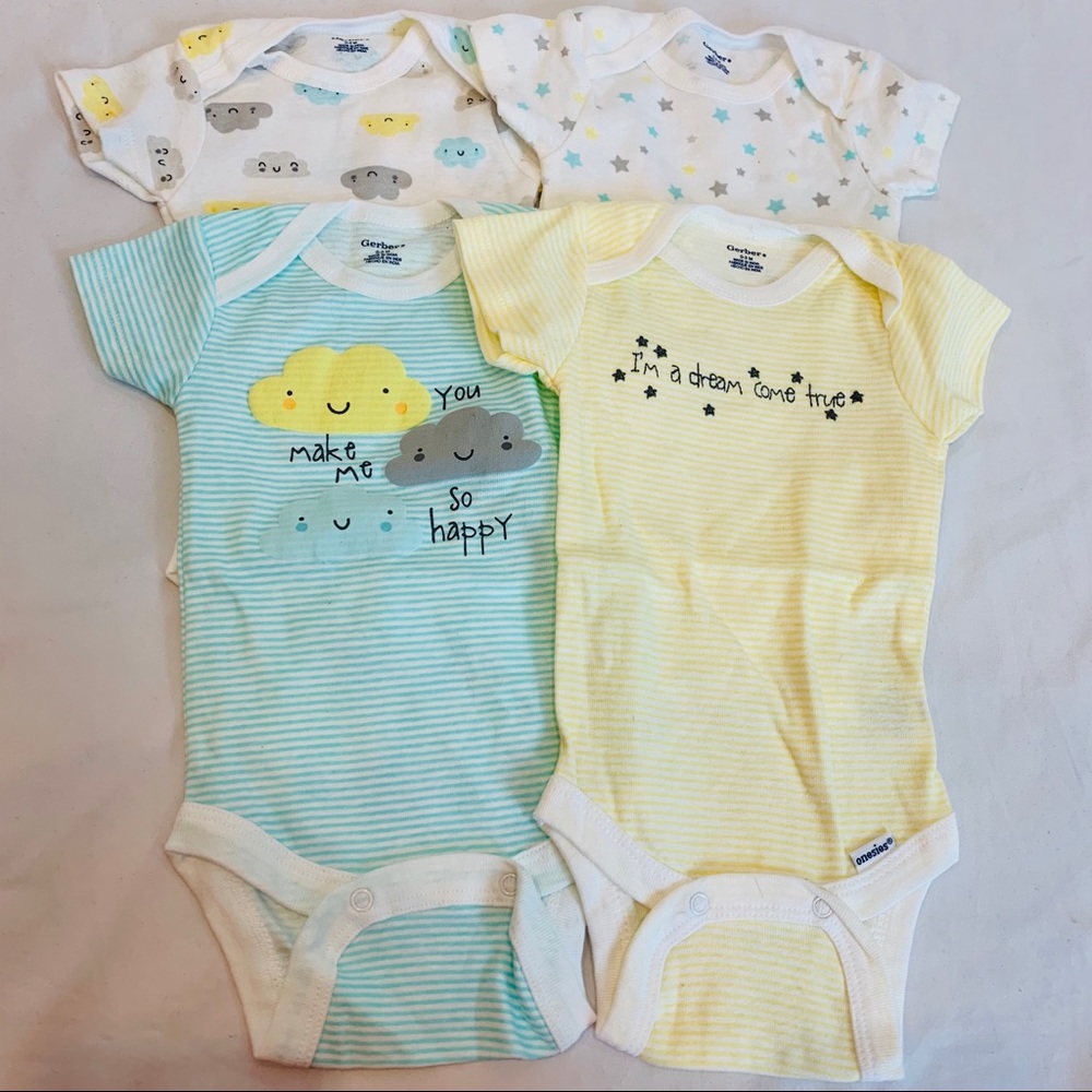 4 pack of Gerber onesies size 0-3 months